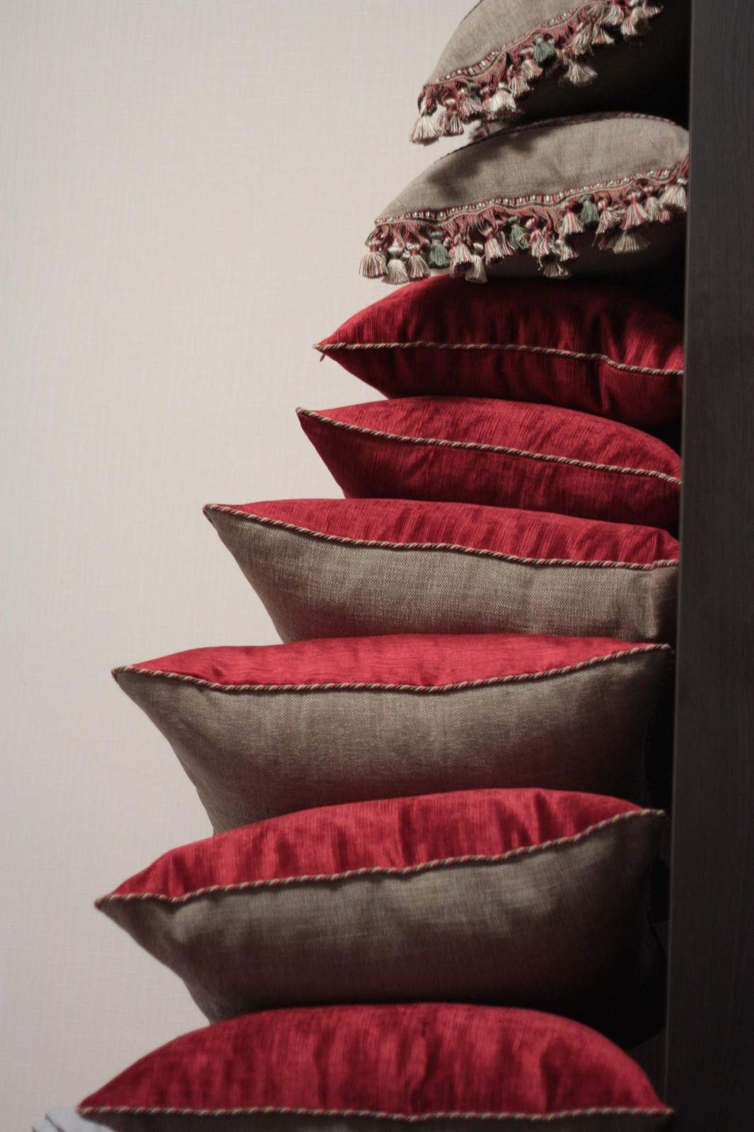 Переобивка диванов, декор окон