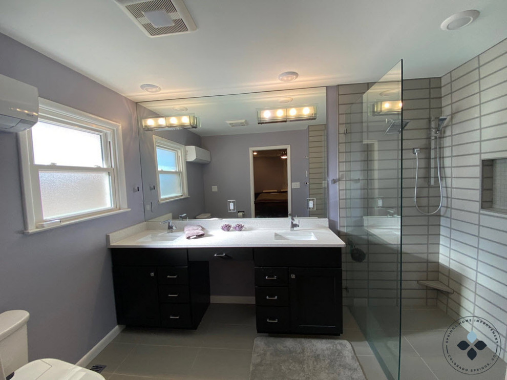 Idéer för att renovera ett stort funkis vit vitt en-suite badrum, med svarta skåp, en kantlös dusch, beige kakel, lila väggar, klinkergolv i keramik, ett nedsänkt handfat, bänkskiva i kvarts, beiget golv och med dusch som är öppen