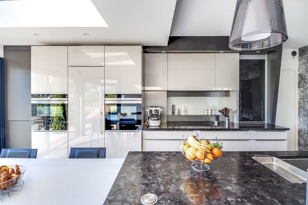 Contemporary kitchen in Angers.