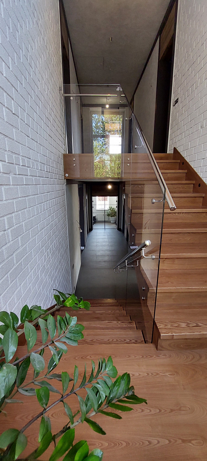 Лестничное ограждение из стекла.