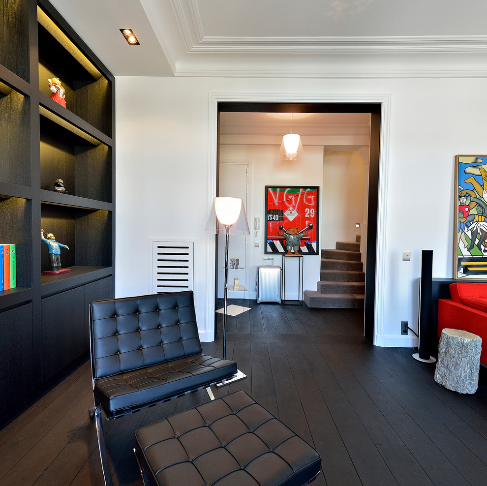 This is an example of a contemporary family room in Paris.