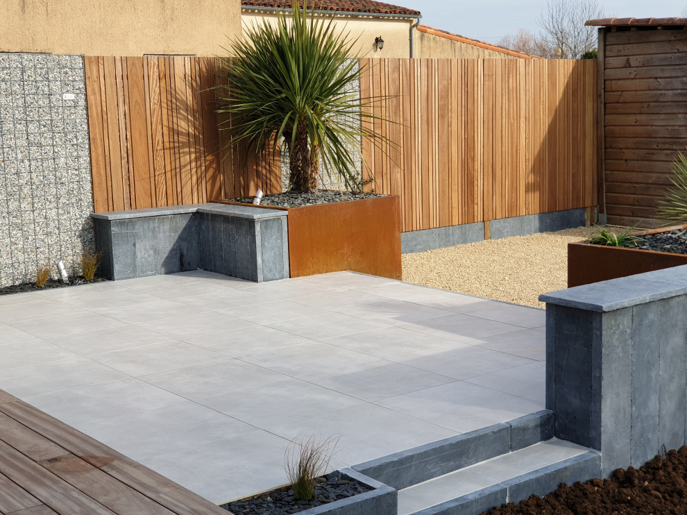 Design ideas for a small modern backyard full sun garden in Angers with decking.