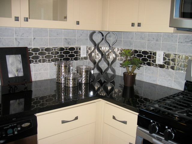 Kitchen backsplash traditional-kitchen