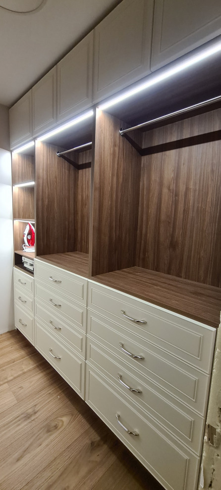 Гардеробная с гладильной доской