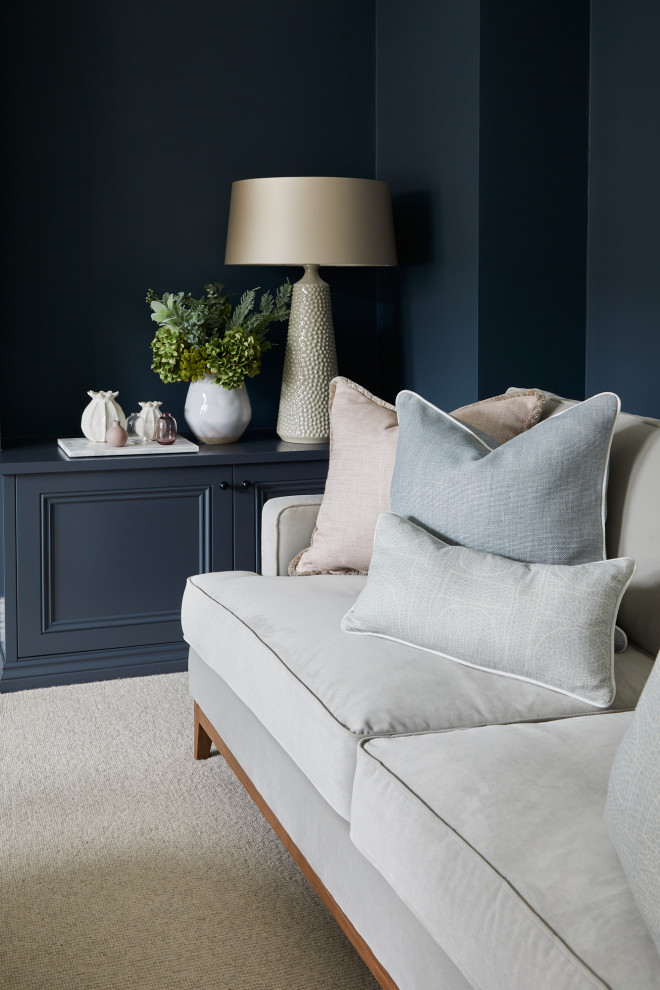 Foto di un soggiorno minimal con pareti blu e moquette