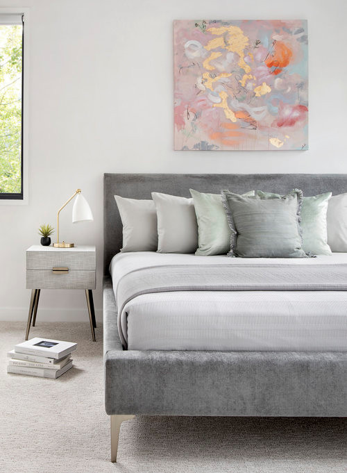 На фото: хозяйская спальня среднего размера в современном стиле с белыми стенами и ковровым покрытием без камина с