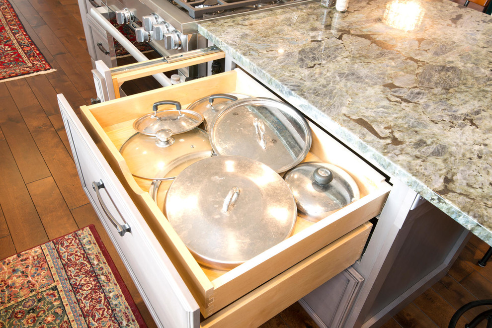 Example of a transitional home design design in Minneapolis