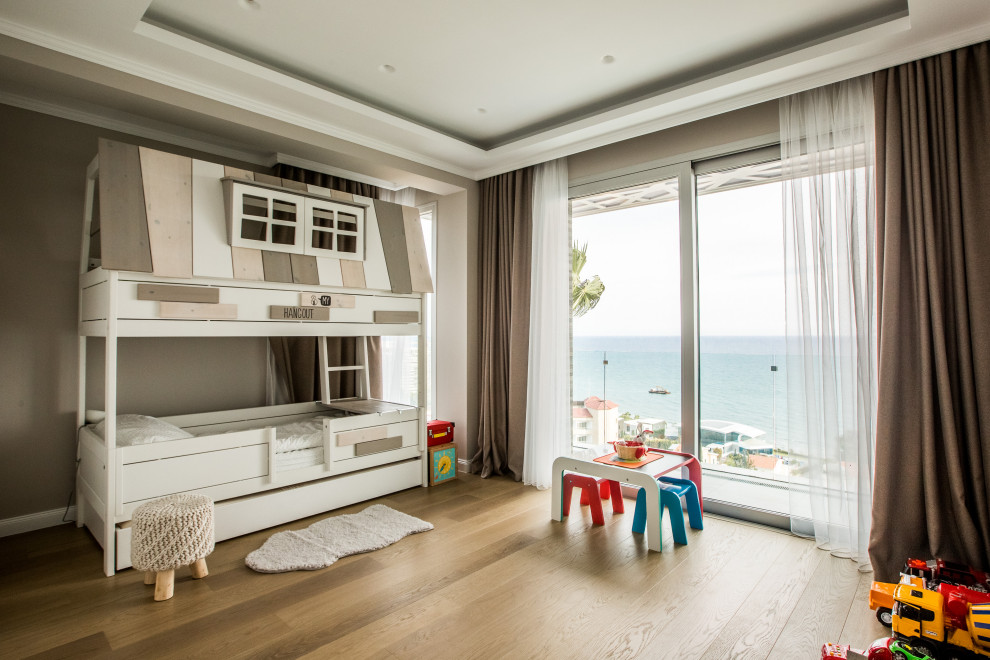 Источник вдохновения для домашнего уюта: нейтральная комната для малыша в средиземноморском стиле с светлым паркетным полом, бежевым полом и кессонным потолком