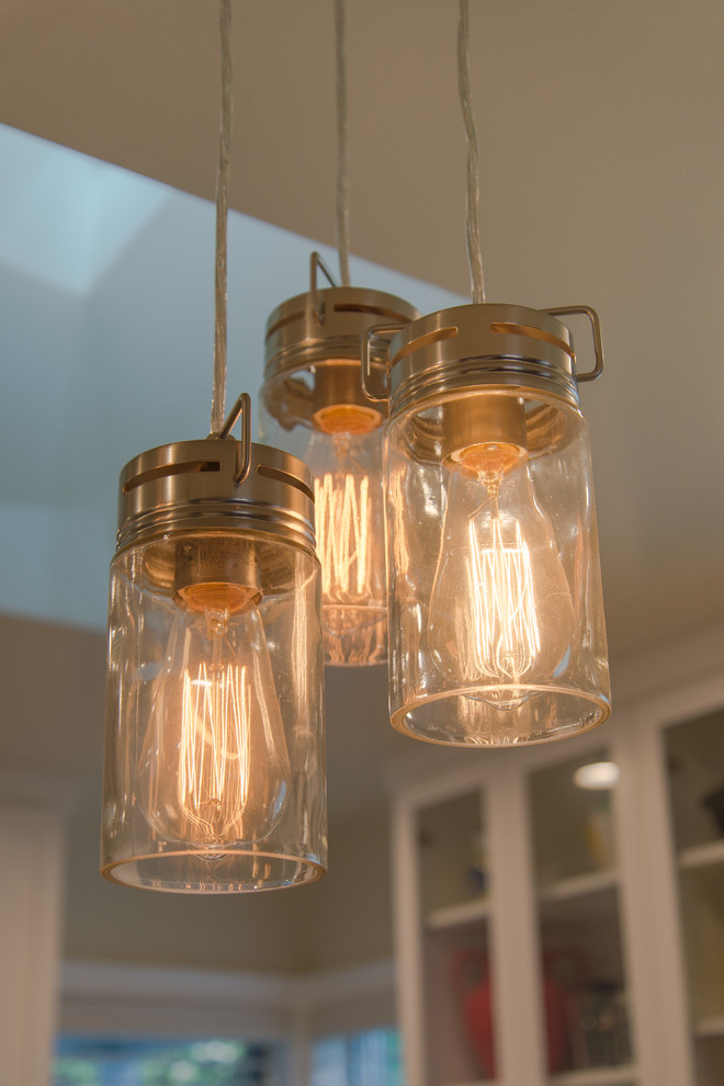 Example of a transitional home design design in Sacramento