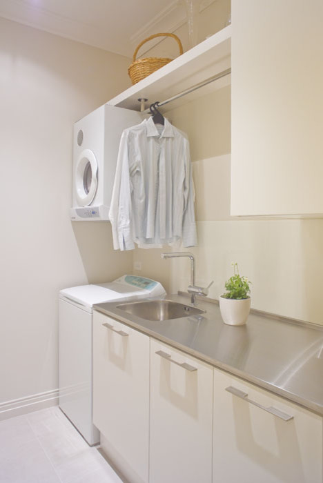 This is an example of a contemporary laundry room in Auckland.