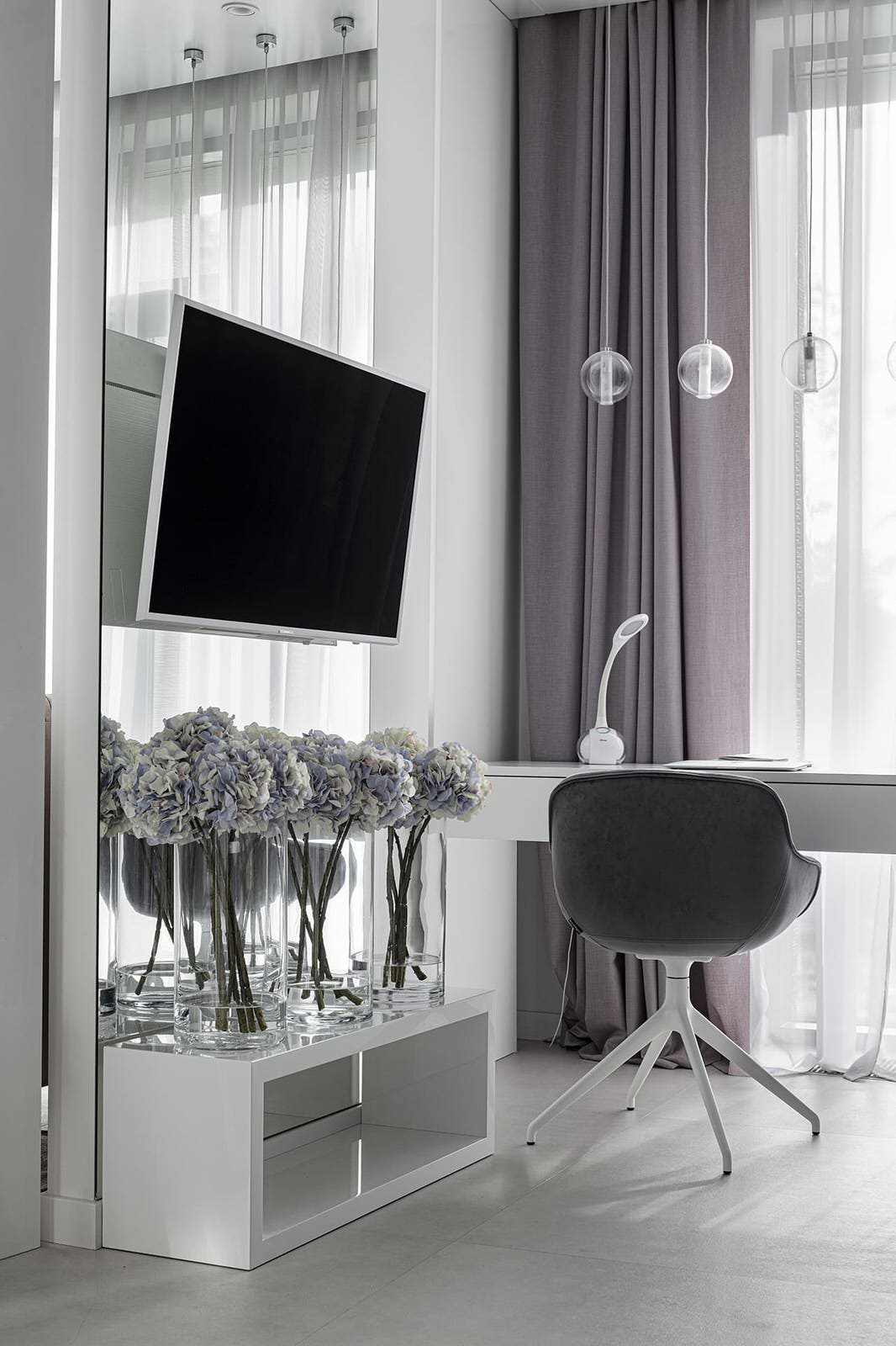 Большой красивый белый дом