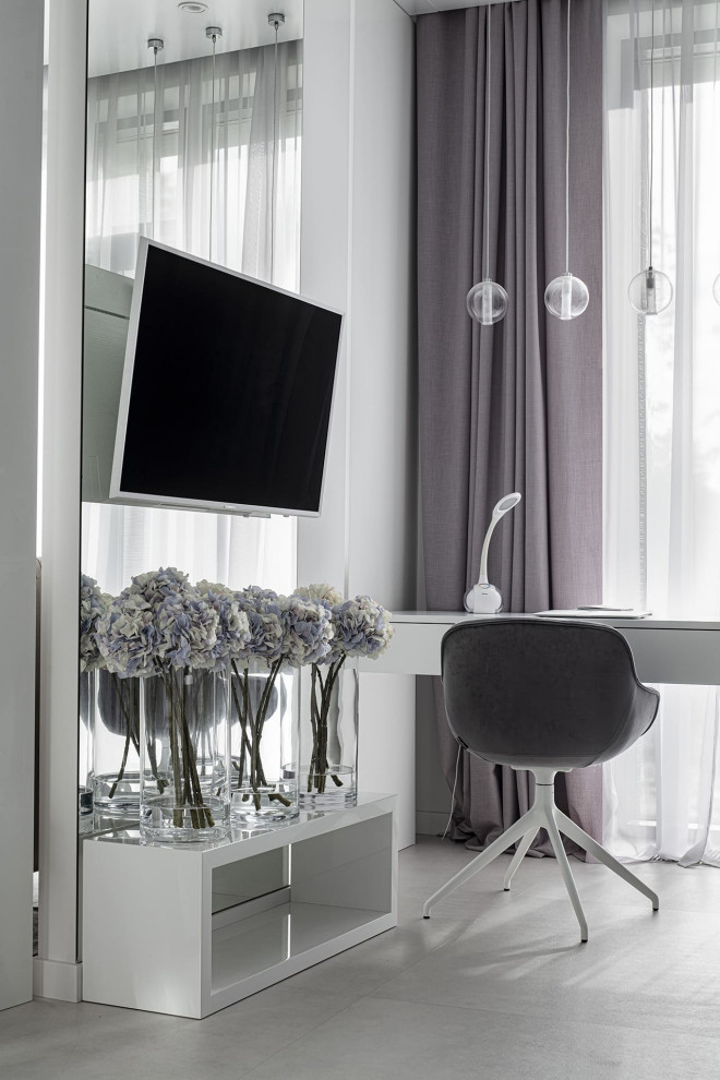 Большой красивый белый дом