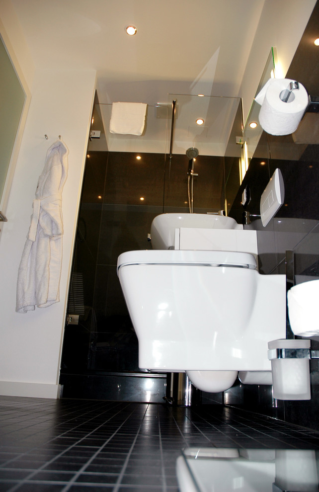Badezimmer zum schwarz-weißen Schlafzimmer