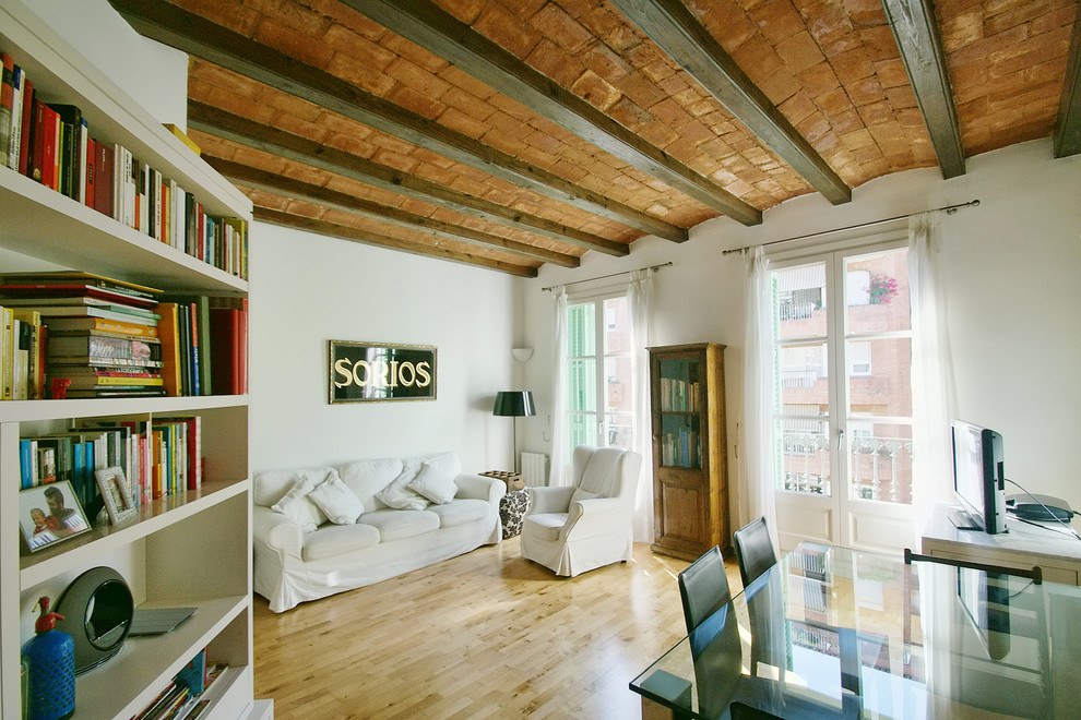 Photo of a transitional living room in Barcelona.