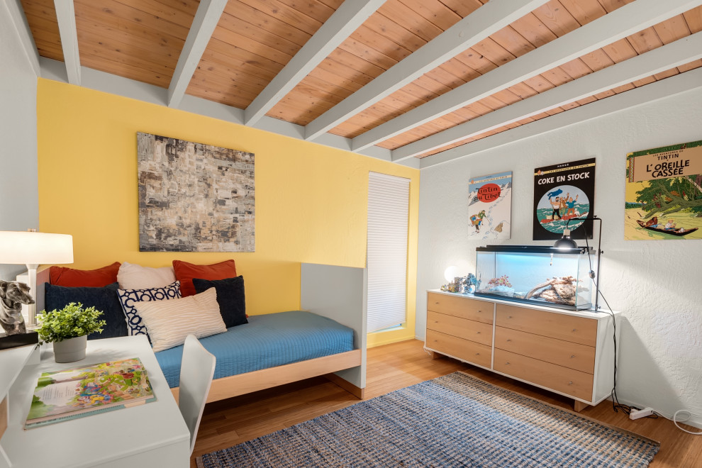 Идея дизайна: спальня в стиле ретро с желтыми стенами, полом из бамбука и балками на потолке