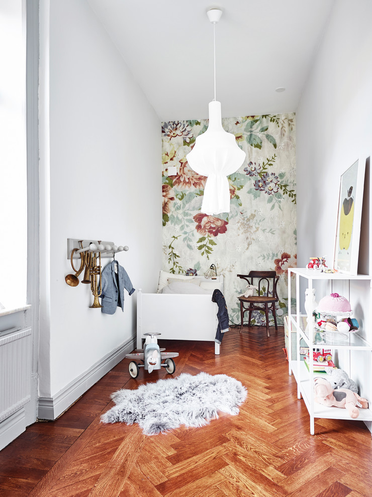 Inspiration for a mid-sized traditional kids' bedroom for kids 4-10 years old and girls in Gothenburg with white walls and medium hardwood floors.