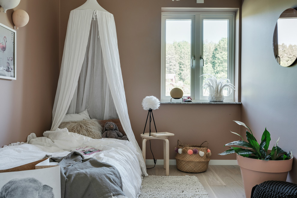 Inspiration for a small scandinavian kids' bedroom for kids 4-10 years old and girls in Stockholm with brown walls, light hardwood floors and beige floor.