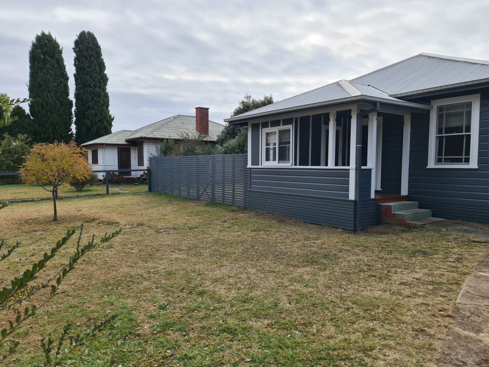Mid-sized traditional one-storey exterior in Canberra - Queanbeyan with wood siding.