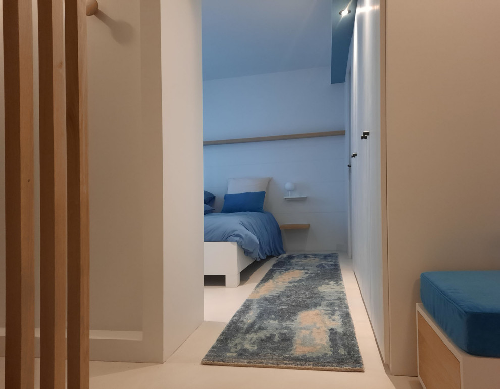 Ispirazione per una camera da letto minimal di medie dimensioni con pareti beige, pavimento in cemento, nessun camino e pavimento beige