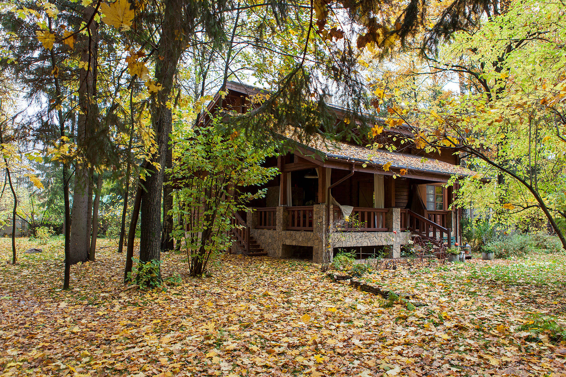 В гостях: Подмосковное шале на участке с историей | Houzz Россия