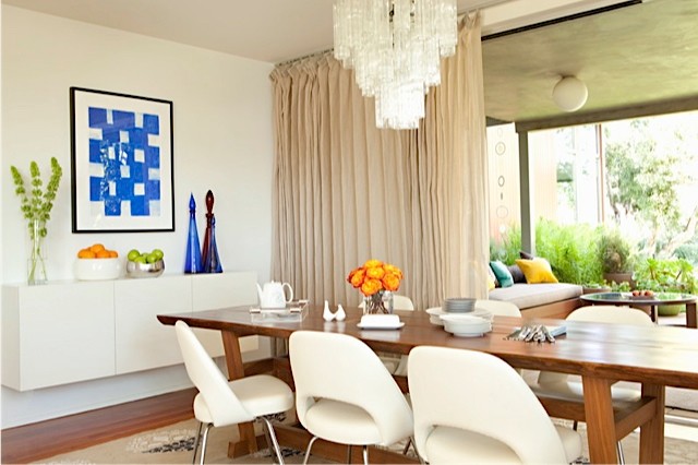 This is an example of a midcentury dining room in Los Angeles.