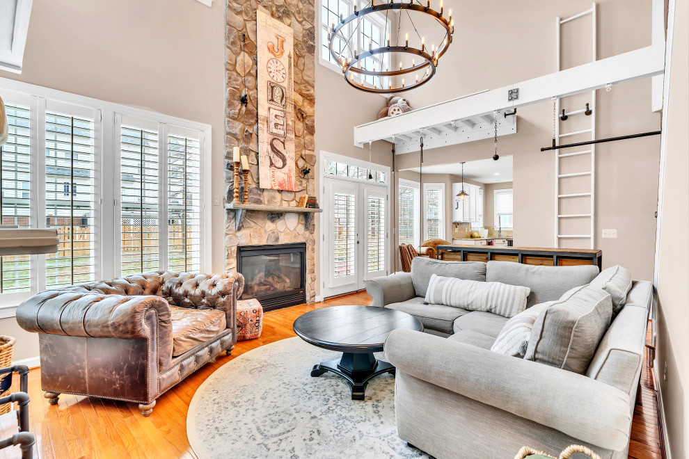 Mittelgroßes, Offenes Industrial Wohnzimmer mit beiger Wandfarbe, braunem Holzboden, Kamin und TV-Wand in Washington, D.C.