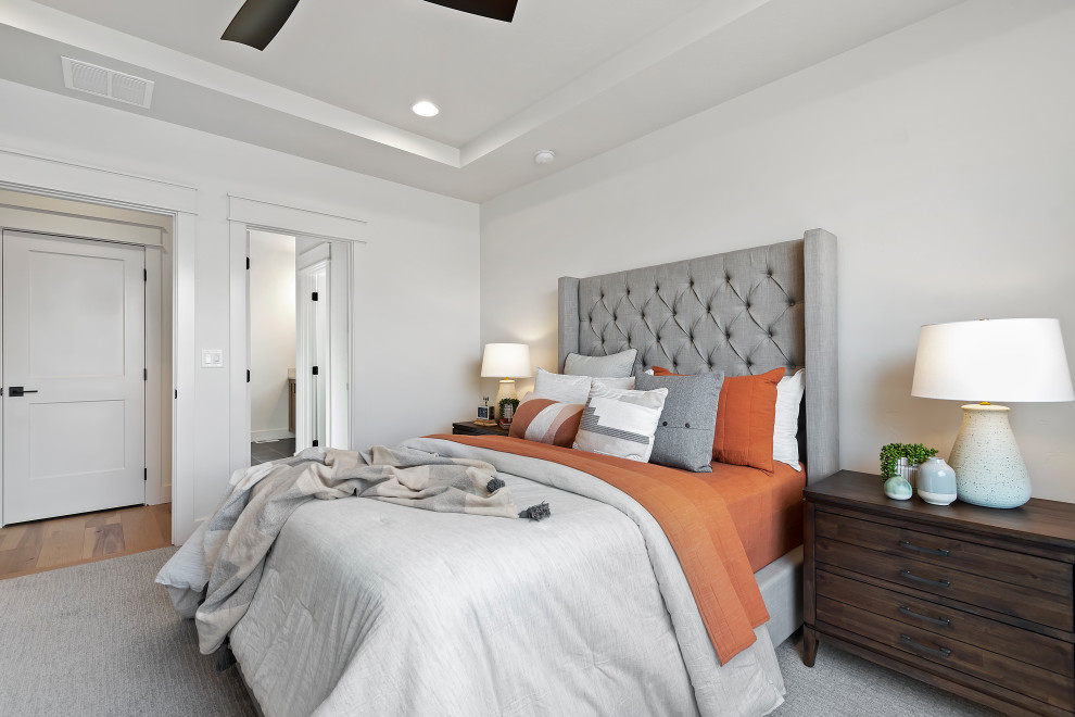 ボイシにある中くらいなトラディショナルスタイルのおしゃれな主寝室 (白い壁、カーペット敷き、グレーの床) のレイアウト
