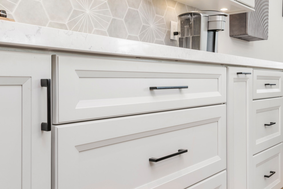 Example of a transitional home design design in Miami