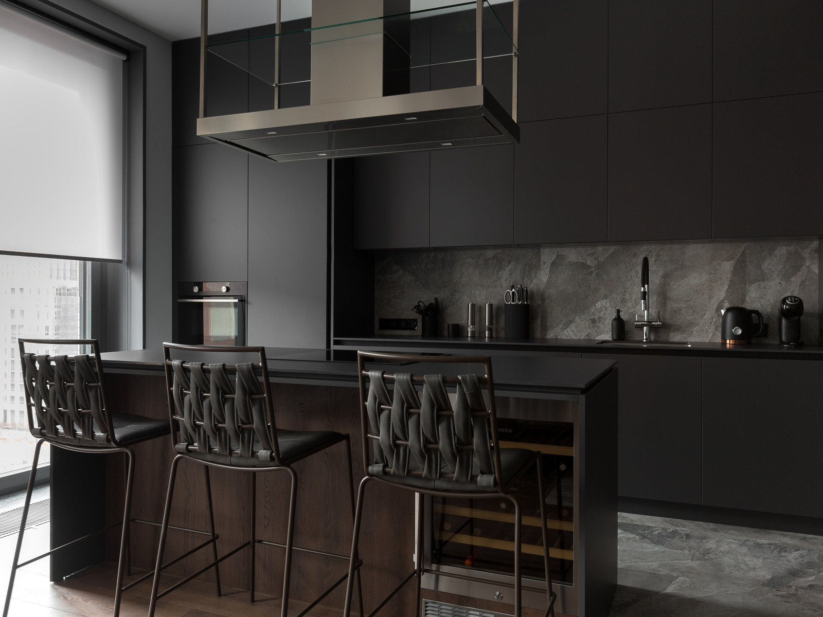 Современный интерьер кухни в темных тонах