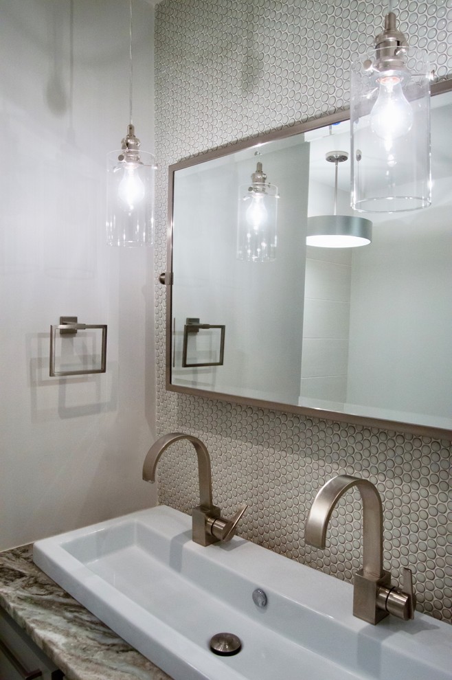 Esempio di una piccola stanza da bagno con doccia moderna con ante con riquadro incassato, ante grigie, piastrelle bianche, pareti bianche, lavabo integrato, top in granito, pavimento marrone, top marrone, un lavabo e mobile bagno incassato