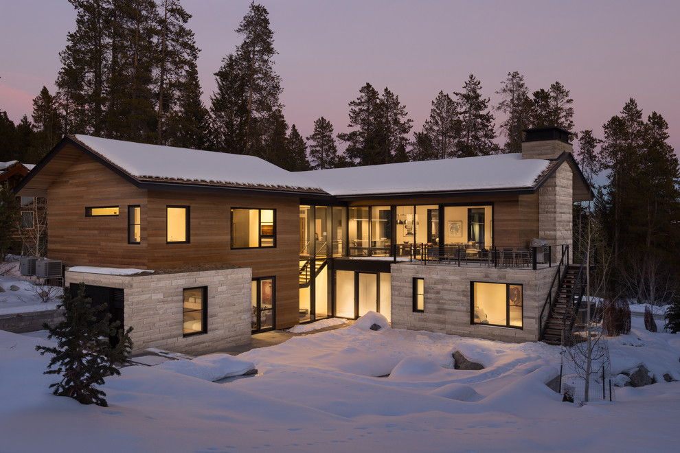 Стильный дизайн: двухэтажный частный загородный дом в стиле рустика с двускатной крышей - последний тренд