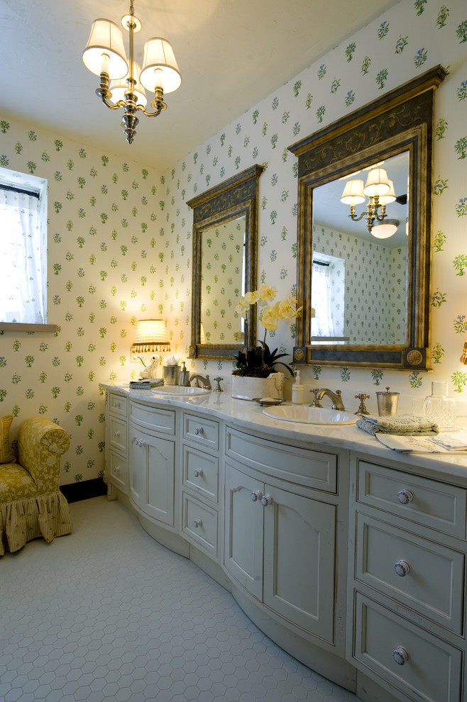 Design ideas for a traditional bathroom in Minneapolis with marble benchtops.