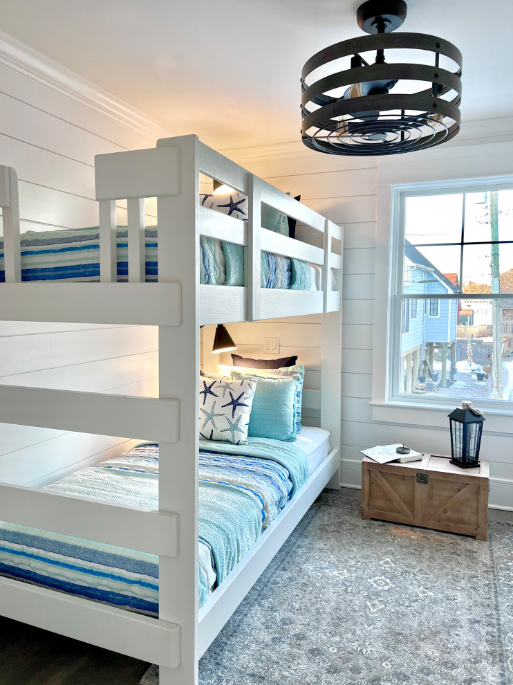 Ispirazione per una camera da letto stile marino con pareti bianche, parquet chiaro, pavimento grigio e pareti in perlinato