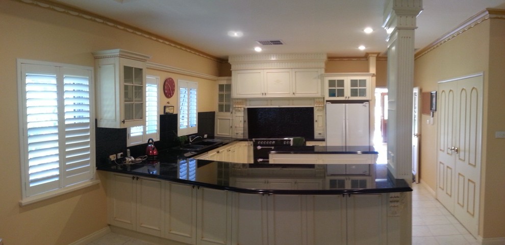 Design ideas for a traditional kitchen in Perth.