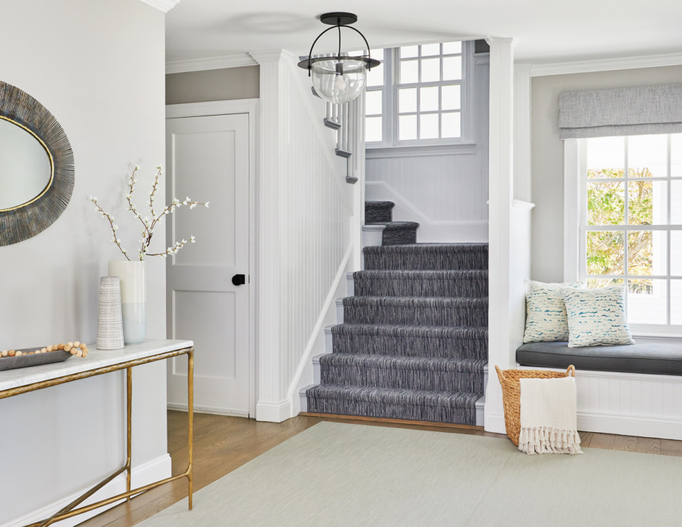 Свежая идея для дизайна: п-образная лестница среднего размера в морском стиле с ступенями с ковровым покрытием - отличное фото интерьера