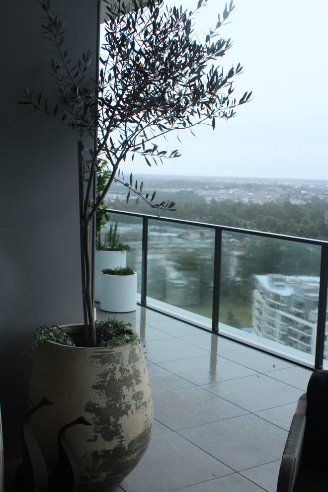 Small minimalist apartment balcony photo in Sydney