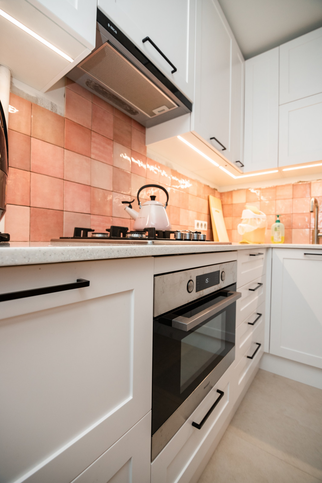 Белая небольшая кухня в стиле неоклассика