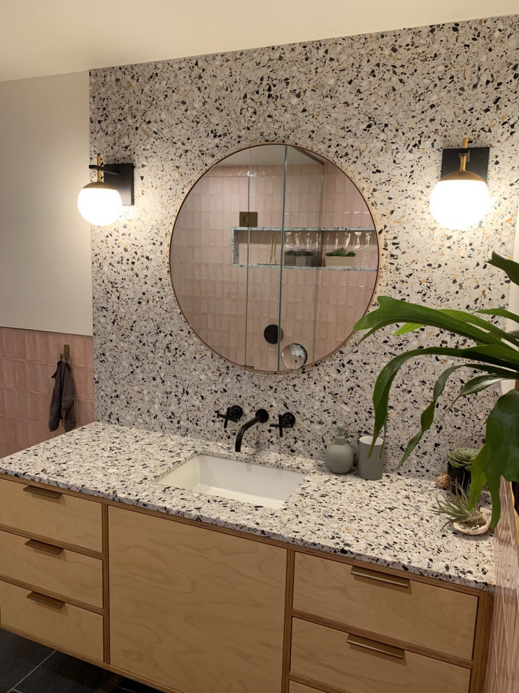 Ejemplo de cuarto de baño flotante minimalista con baldosas y/o azulejos rosa, paredes blancas y encimera de terrazo