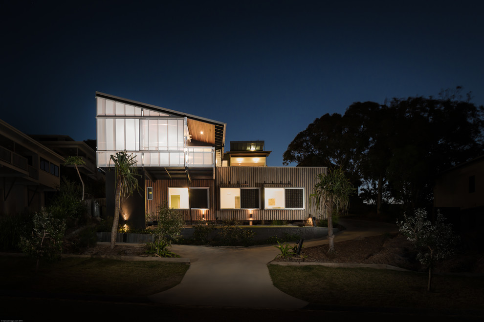 Photo of a mid-sized contemporary exterior in Brisbane.