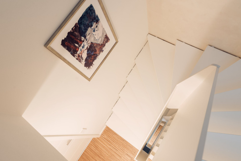 Белая лестница