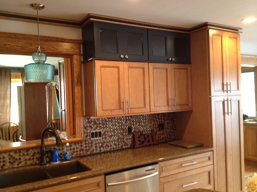 Example of a mid-sized transitional l-shaped eat-in kitchen design in New York with recessed-panel cabinets, light wood cabinets, quartz countertops, mosaic tile backsplash, stainless steel appliances, an island and metallic backsplash