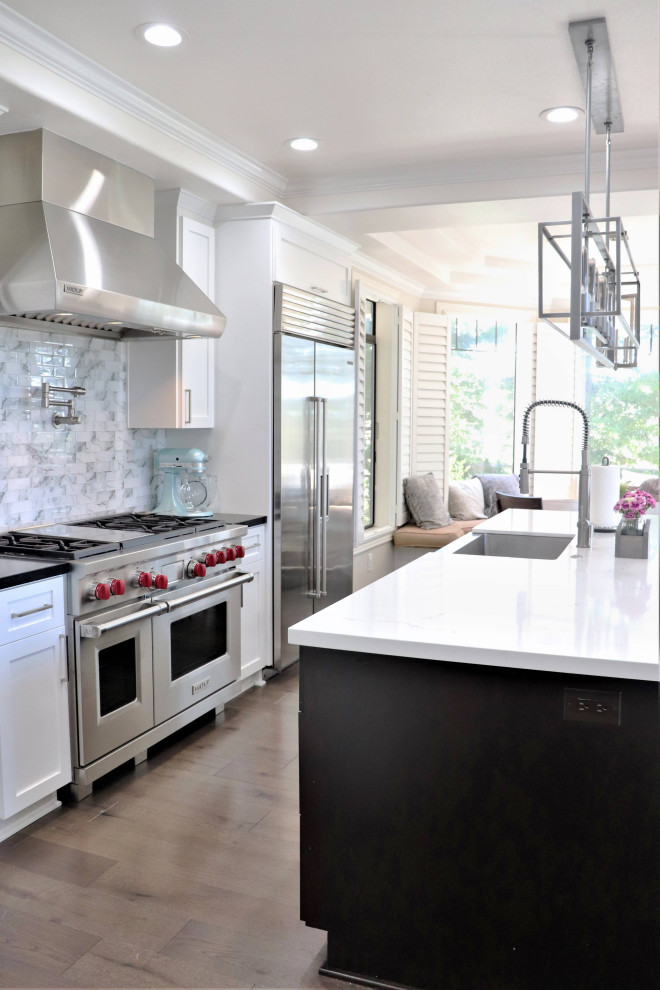 Esempio di un cucina con isola centrale shabby-chic style con paraspruzzi grigio, pavimento beige e top bianco