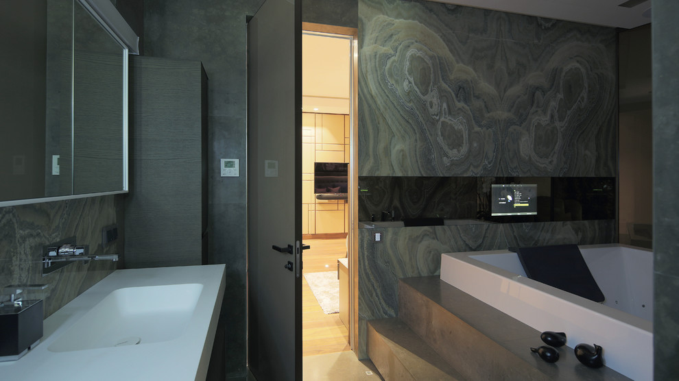 Телевизор в стене из натурального камня