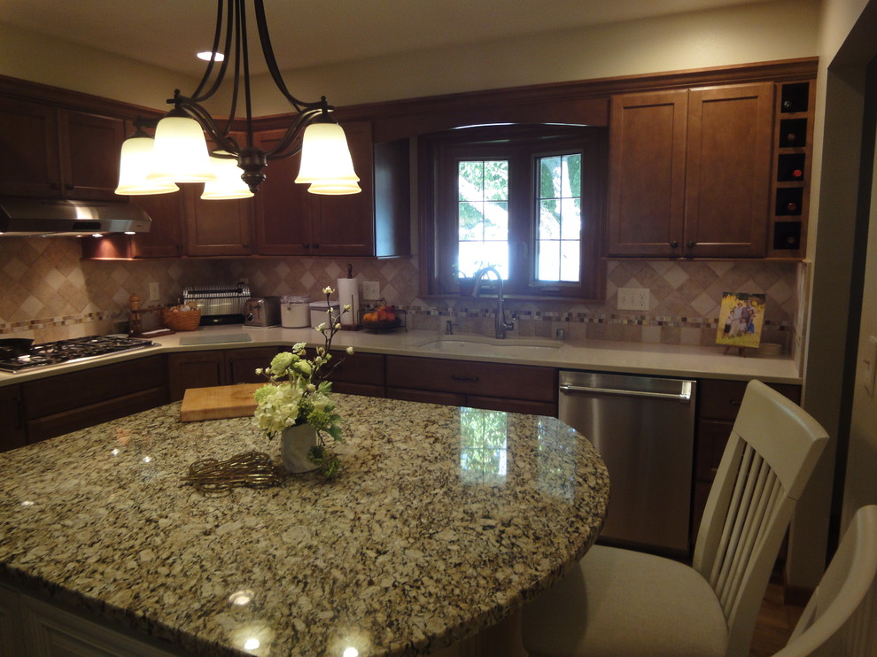 Kitchen - kitchen idea in Milwaukee