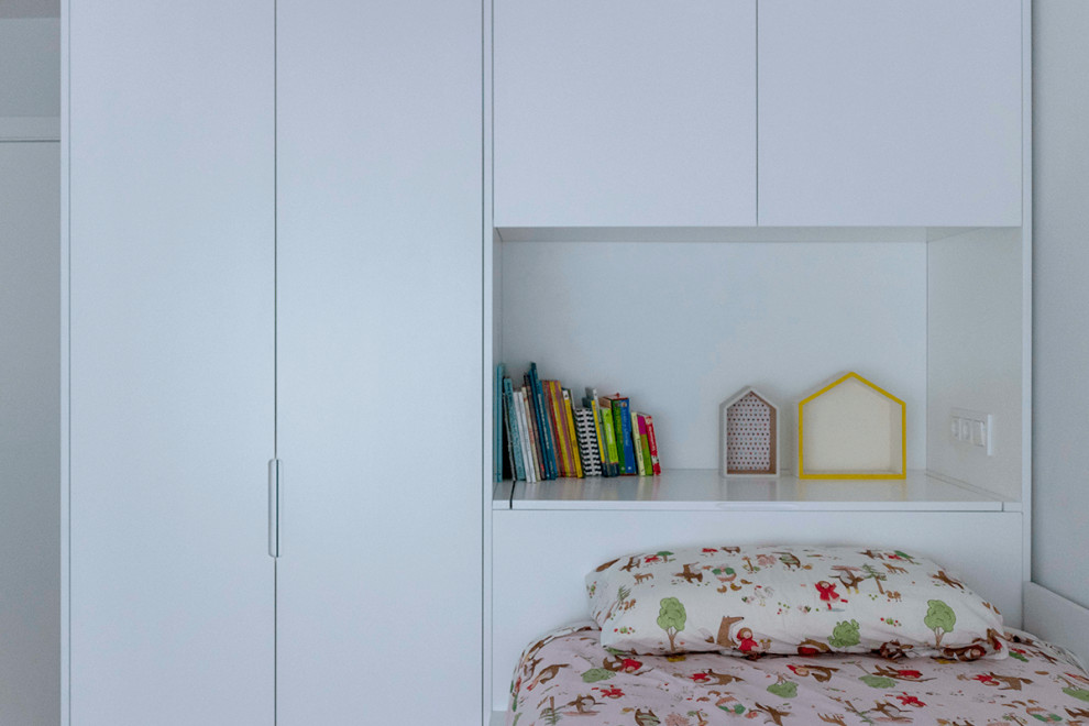 Minimalist girl kids' room photo in Valencia with white walls