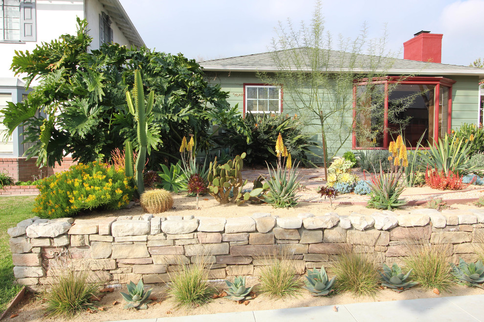 Design ideas for a small eclectic front yard partial sun xeriscape in Los Angeles with gravel.