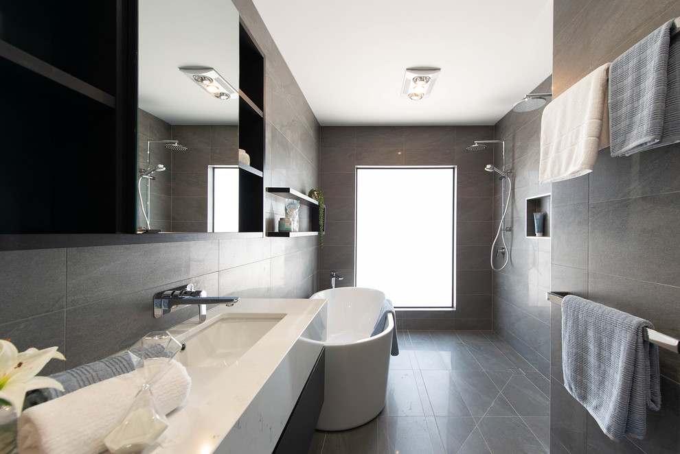 Inspiration for a contemporary bathroom in Brisbane.