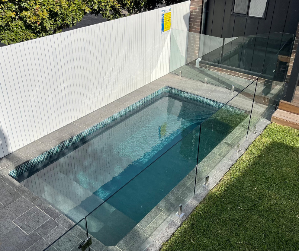 Mittelgroßer Moderner Pool hinter dem Haus in rechteckiger Form mit Pool-Gartenbau und Natursteinplatten in Sydney