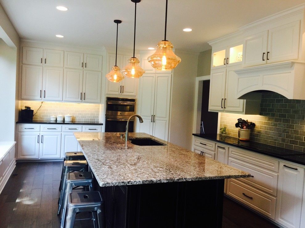 Kitchen - transitional kitchen idea in Omaha