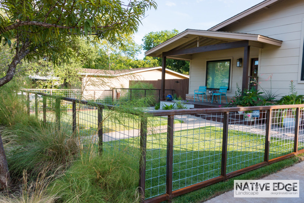 Inspiration for a medium sized modern front xeriscape full sun garden for summer in Austin with a gate, decomposed granite and a metal fence.